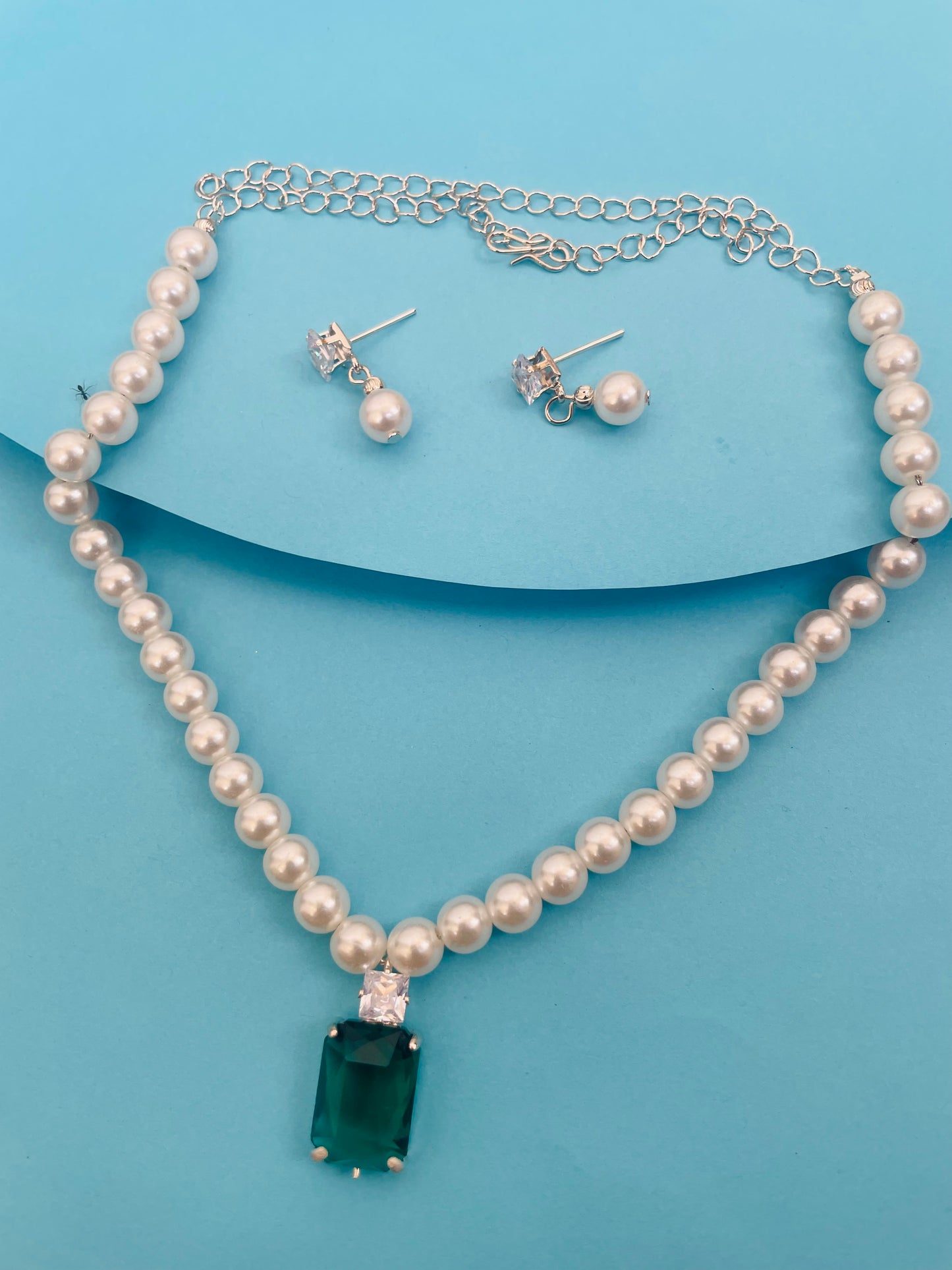 PEARL GREEN PENDENT