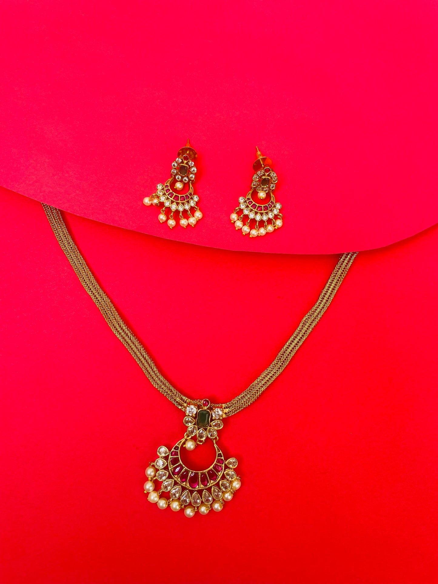 ANIKA GOLD ELEGANCE NECKLACE