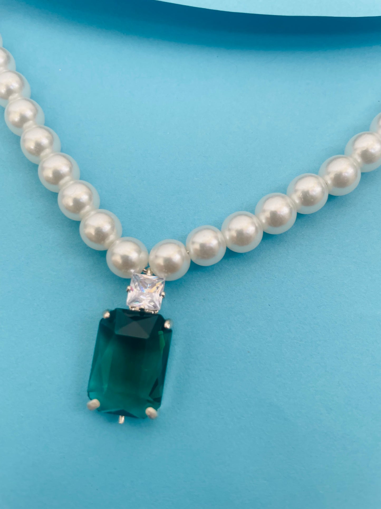 PEARL GREEN PENDENT